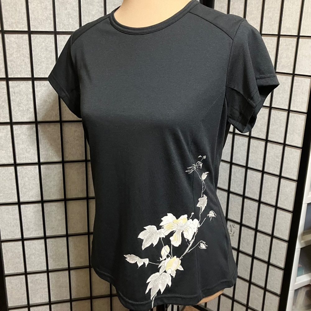 COLUMBIA TITANIUM TOP, BLACK WITH WHITE FLORAL DESIGN, SIZE LARGE